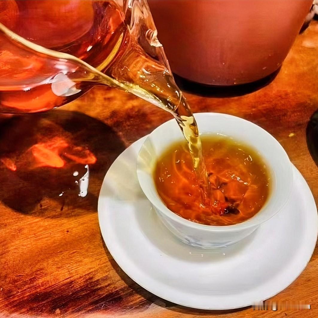 《茶味天心赋·汉赋体》
惟铜壶之如鼎兮，若洪炉之吐焰；沸水之如涛兮，犹沧海之腾烟