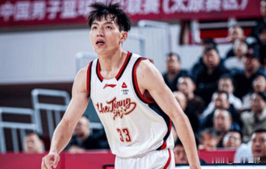 上海队对阵浙江队，本赛季上海队阵容豪华，张镇麟的加盟无疑增加了上海队的锋线能力，