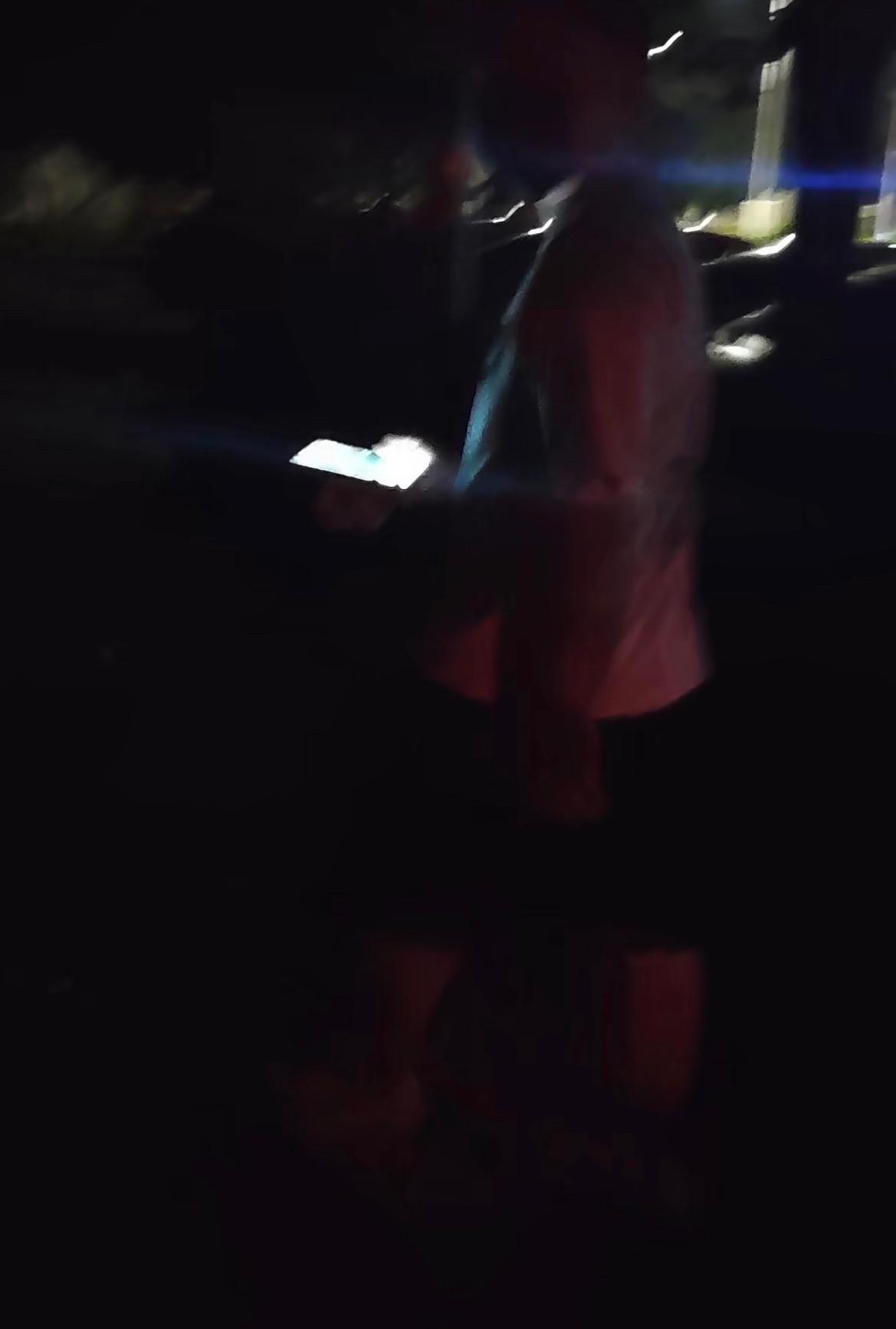 【玉林一男子贴广告纸在后视镜被抓现行】

近日，玉林市某地一名男子去贴广告纸在小