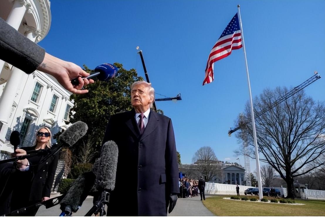 “林肯”号航母甲板被炸穿，冒着黑烟狼狈逃窜，这绝对是美军自二战以来遭受的最大耻辱