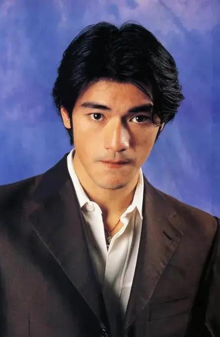 一个人，可以帅到什么程度？工作多年的一个空姐回忆说，见过太多的明星，早就麻木了，