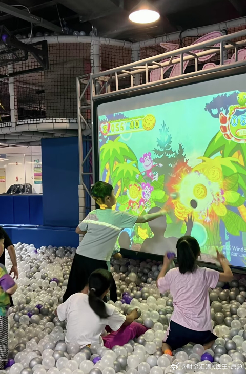 和家人一起去逛商场，两小屁孩看到这里，直接走不动道了不过确实平时陪伴他们的时间太