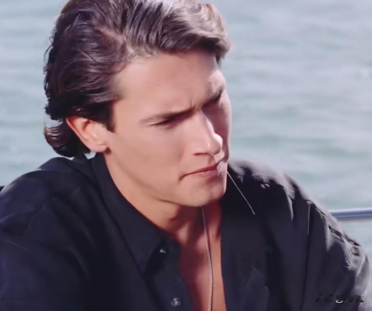 看待这一事件，我们不应止于一声叹息或短暂的同情。它必须成为一个深刻反思和积极改变