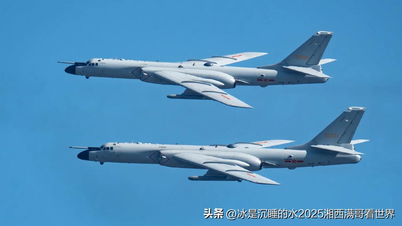 分享一张中国空军最新型的带有空中加油管的轰-12NN喷气式远程轰炸机的精彩靓图。