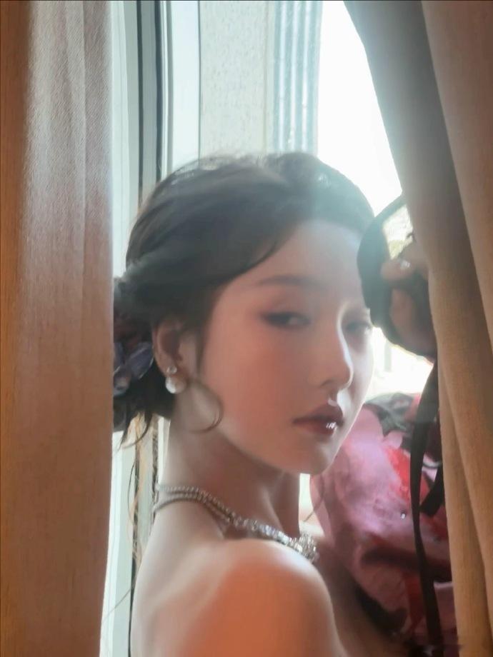 姜贞羽 宫廷油画里走出来的少女  不得不说，姜贞羽就是那个从宫廷油画里走出来的优