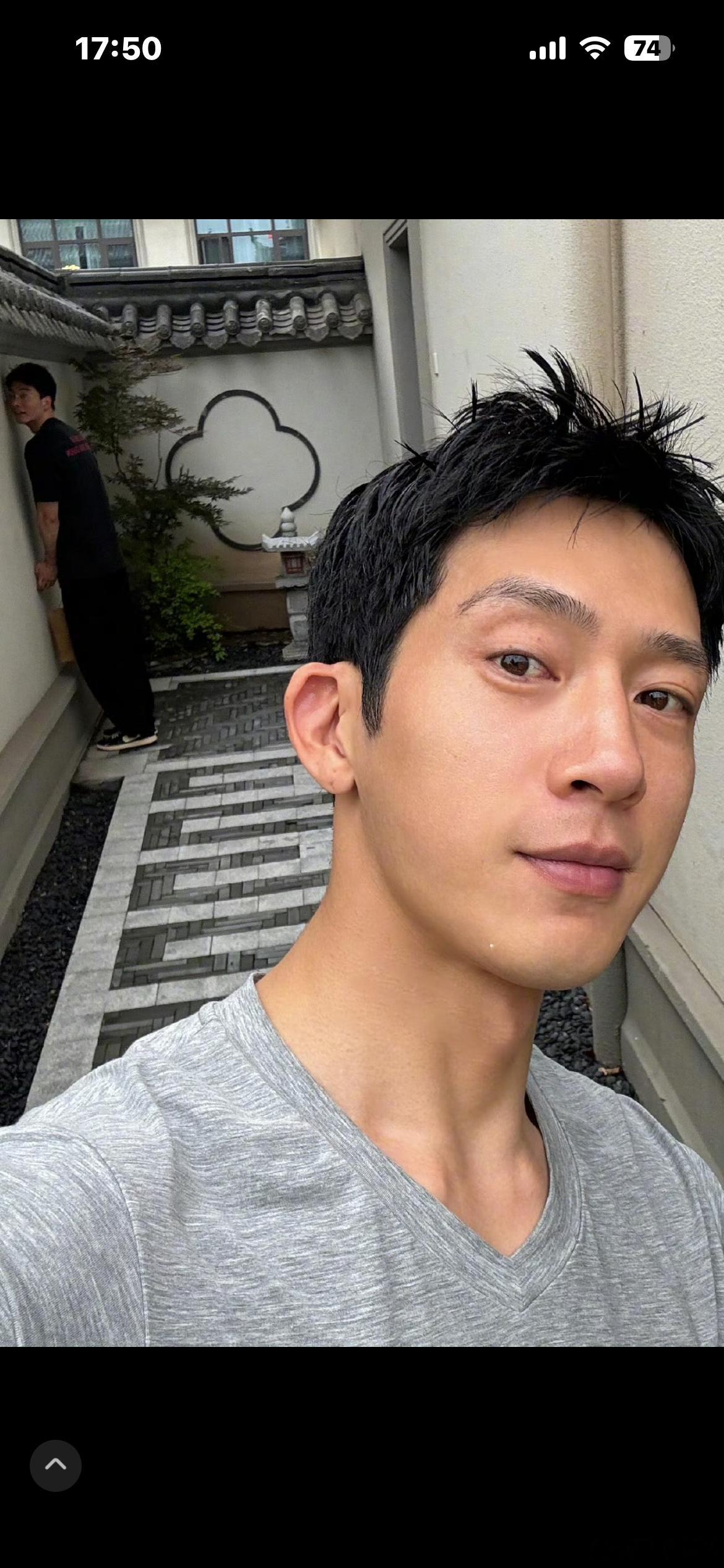 谁在说井叔叔播完剧就消失的？这不也出来媚粉了没见过这么贴心的叔叔有一种不顾同事死