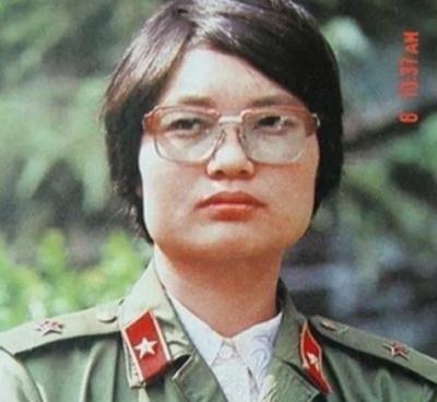 1986年，一个女医生被哨兵拦住，要求出示通行证，没想到，她直接掏出一颗手榴弹：