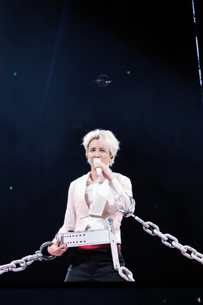 薛之谦抛话筒狂奔薛之谦抛话筒的神谁还没看薛之谦抛话筒狂奔的名场面！抛麦那一下帅到