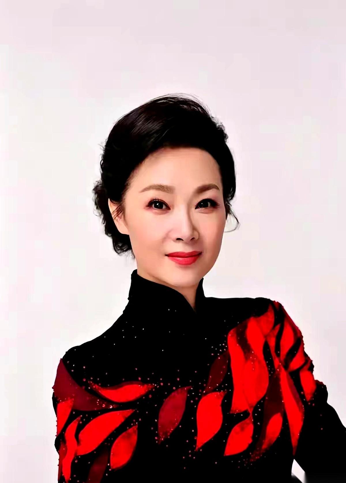 吕薇这姐，真把我给看愣了。
54岁的人，连续十五年登上春晚舞台，拿过华鼎奖五个一