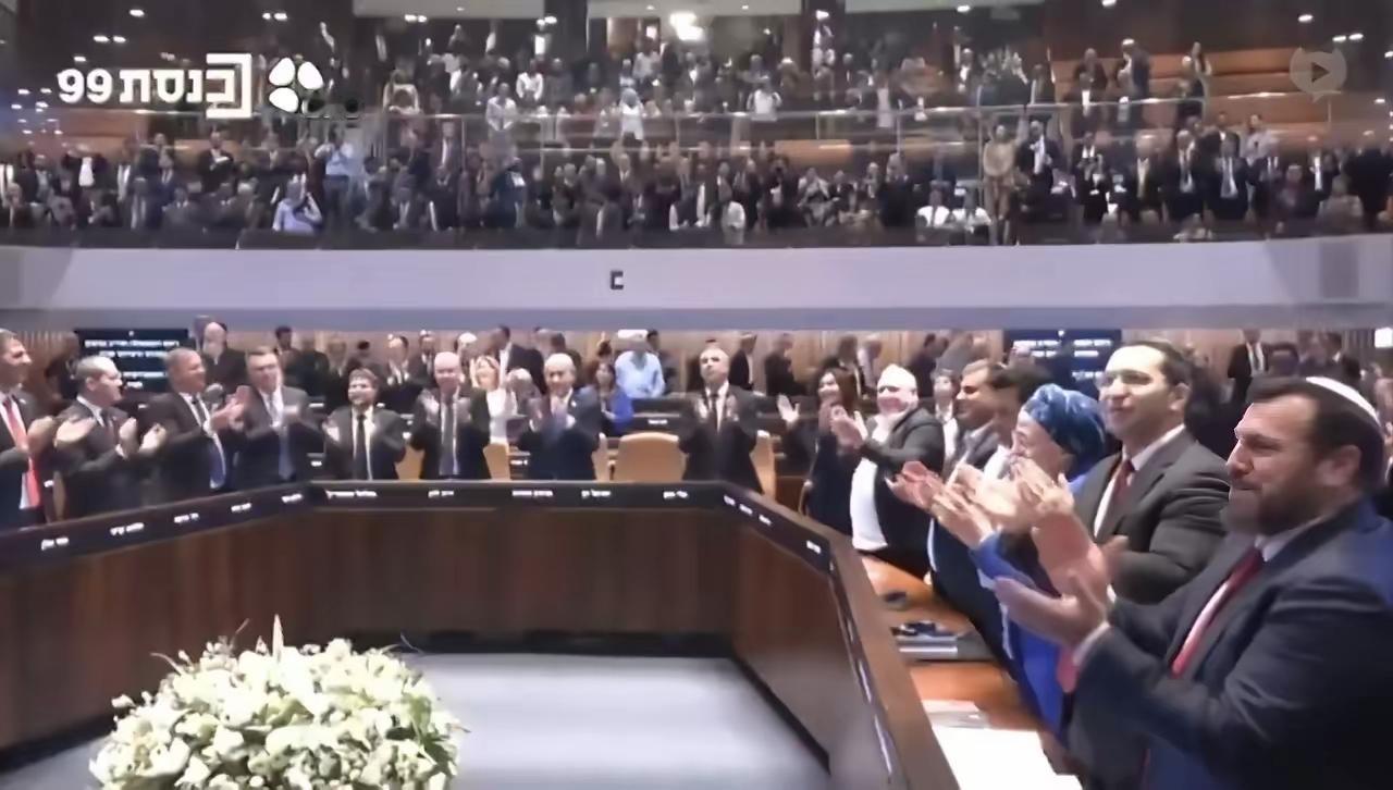 莫迪在以色列议会演讲，获得以色列议会议员们起立鼓掌👏👏！
莫迪老仙：“以色列