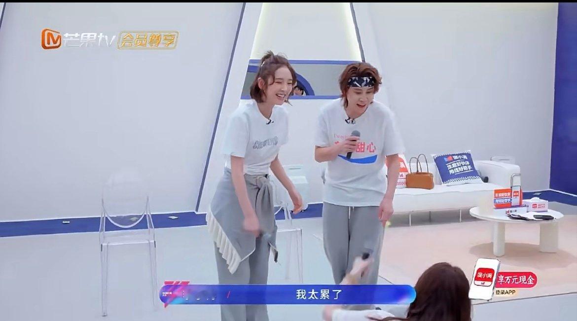 李小冉试图混过歌词 王濛认真解释歌词，李小冉偷偷摸鱼混唱，两位姐姐凑一起全程都是