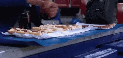 下饭！下饭！太下饭了！热刺的比赛最下饭了！给球迷都看饿了！这丢球超级超级巨大的失