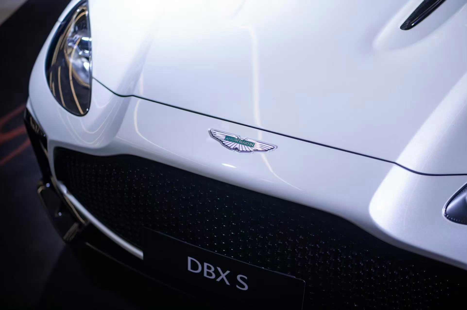 阿斯顿·马丁DBX S，以旗舰之姿，定义超跑级SUV；DB12 S，以格调之巅，