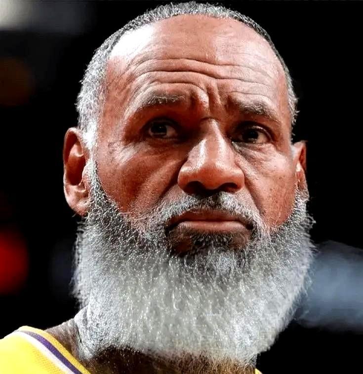 第一节他五投0中。
第四节命中率降到38.5%。
球馆里静得像夜市刚收摊。
大家