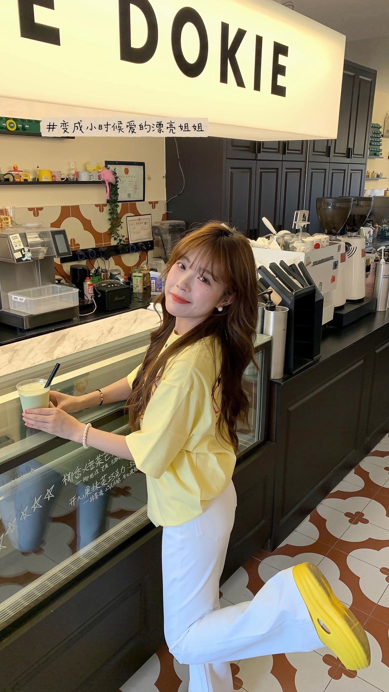 黄白搭配满满的夏日元气💛
这条马蹄裤显腿细绝了
一起变成小时候爱的漂亮姐姐