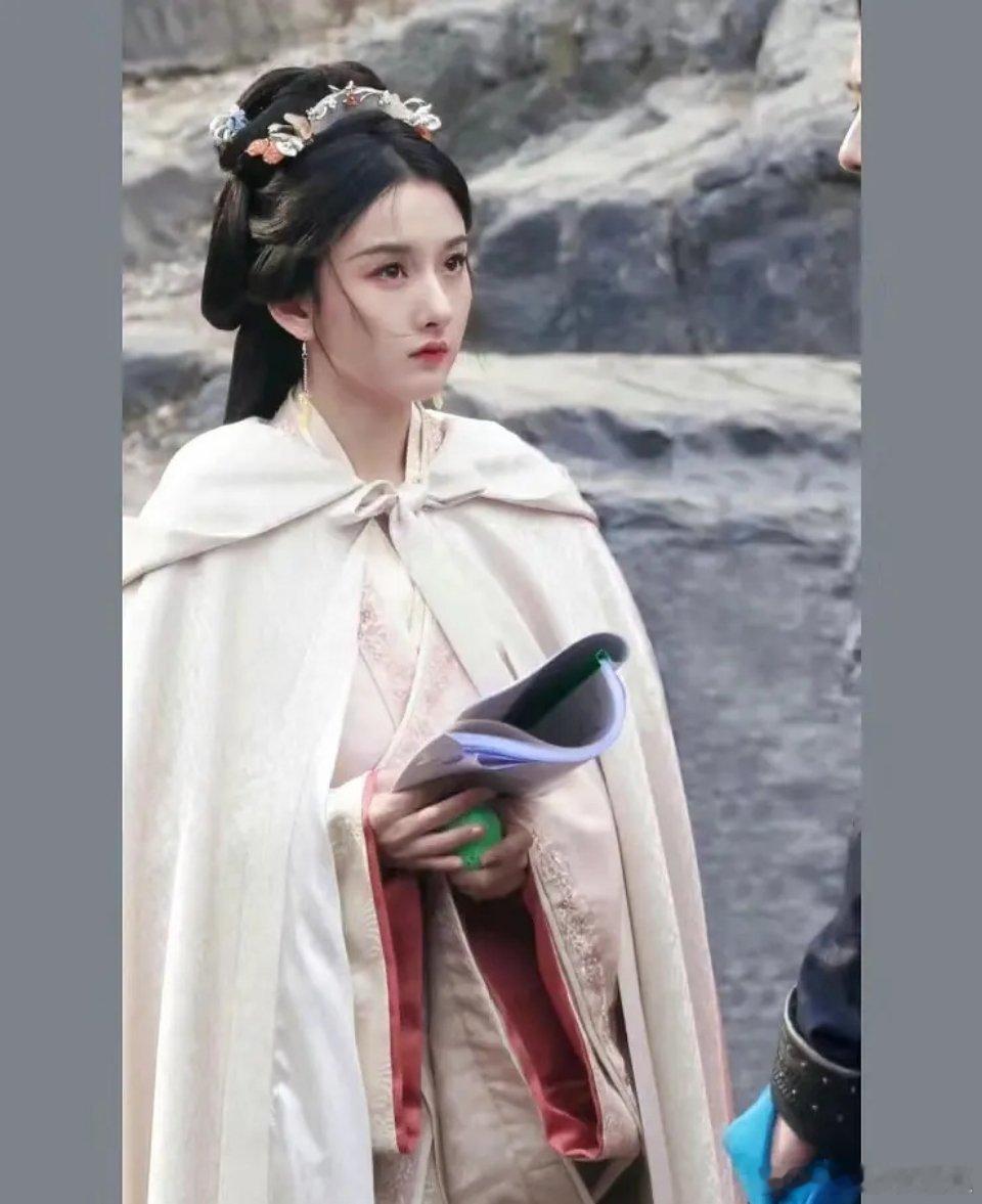 折腰未播先火，宋祖儿真的有好多出圈妆造，只能说还是要珍惜羽翼吧 ​​​