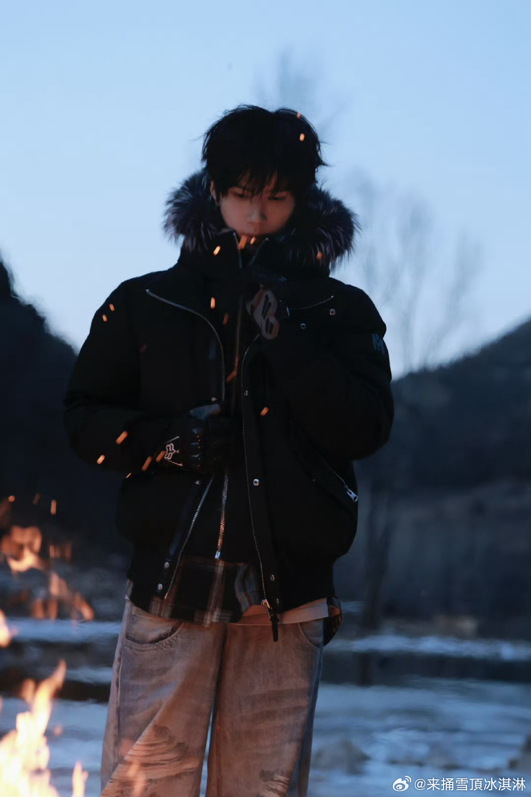 糖果拿余承恩的杯子给狗喝水小朋友的小心思！趁舅舅不注意，果果拿他水杯给狗狗喝水，