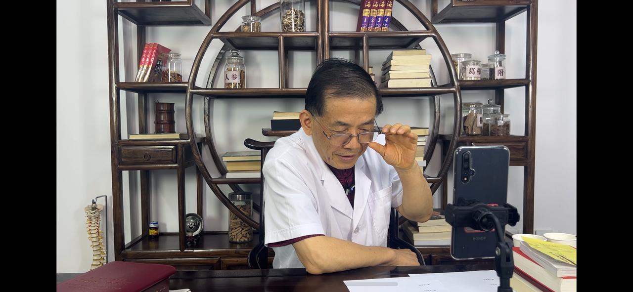 曾经接诊了一位 52 岁的钟女士。患者自述反复颈肩酸痛伴右上肢麻木 3 年，尤其