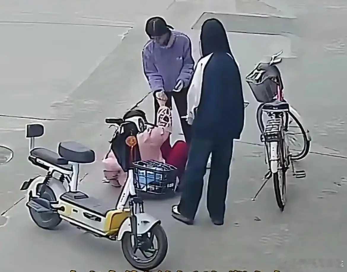 2名初中生扶摔倒女子遭索赔22万善意与法律的艰难博弈，除给孩子们带来了终生的心理