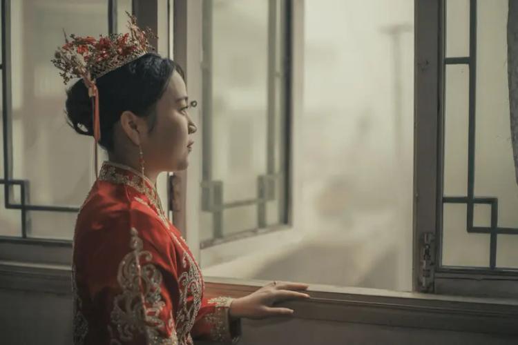 爸爸悄悄看望远嫁的女儿，这画面想想就戳人。远嫁意味着女儿和父母聚少离多，那种思念