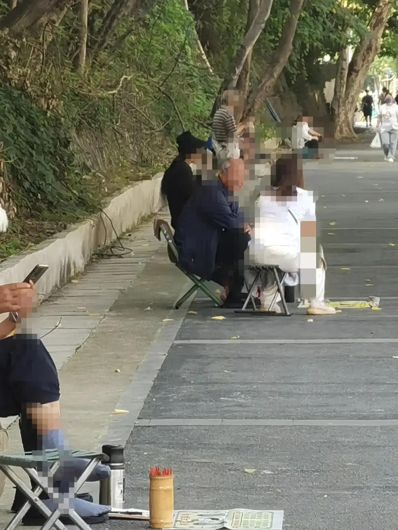 南京，中央门立交桥侧，小市地铁站旁。
一片狭长的空地里，一百米左右的距离，竟然有