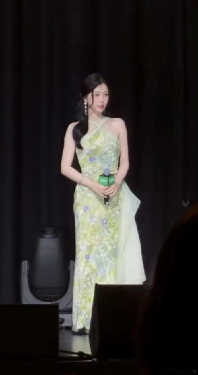 虞书欣赵露思近期活动 感觉虞书欣自然多了 