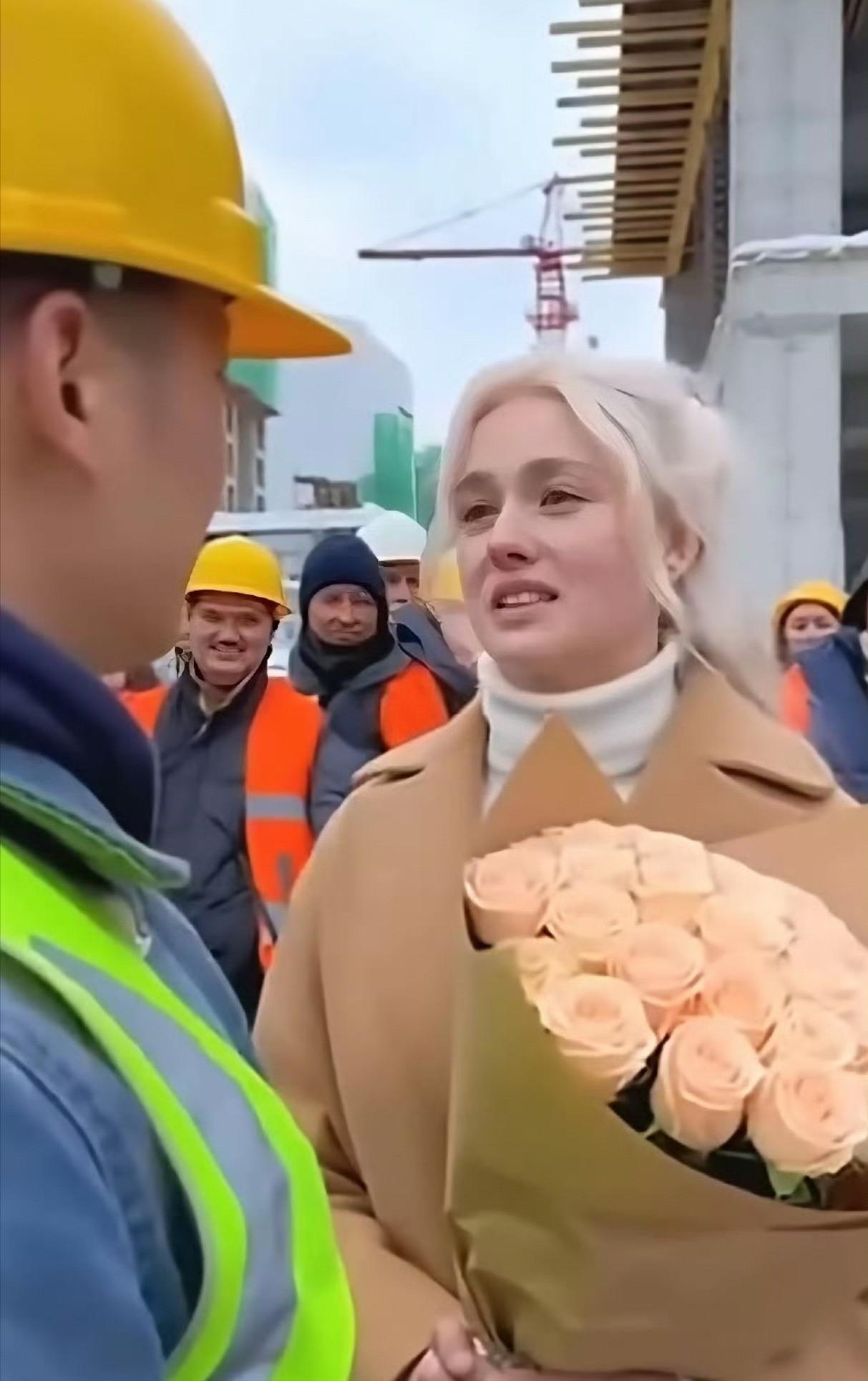 “这也太浪漫了吧！”俄罗斯姑娘在工程结束前，捧着束鲜花凑到在俄打工的中国小伙跟前