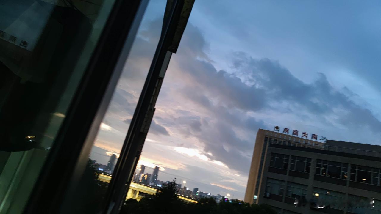 台风“白海豚”要来了，合肥的现状可有点紧张。安徽省气象台8月9日16时发了台风黄