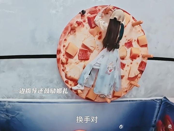 彭昱畅被娜扎夸太厉害娜扎夸彭昱畅厉害密室大逃脱 彭彭自己麻溜过关后，没急着走，回