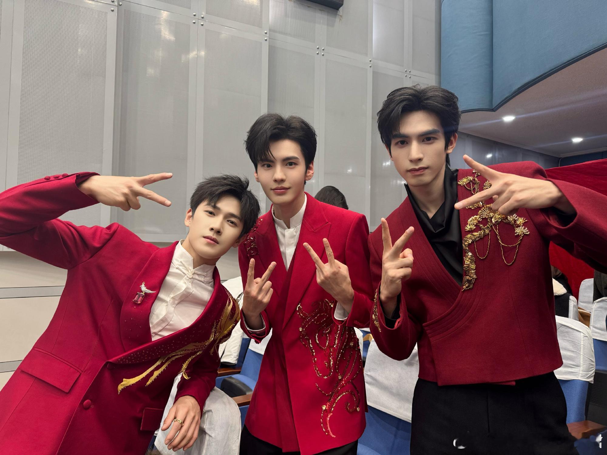 李昀锐毕雯珺宋威龙同框照👀 