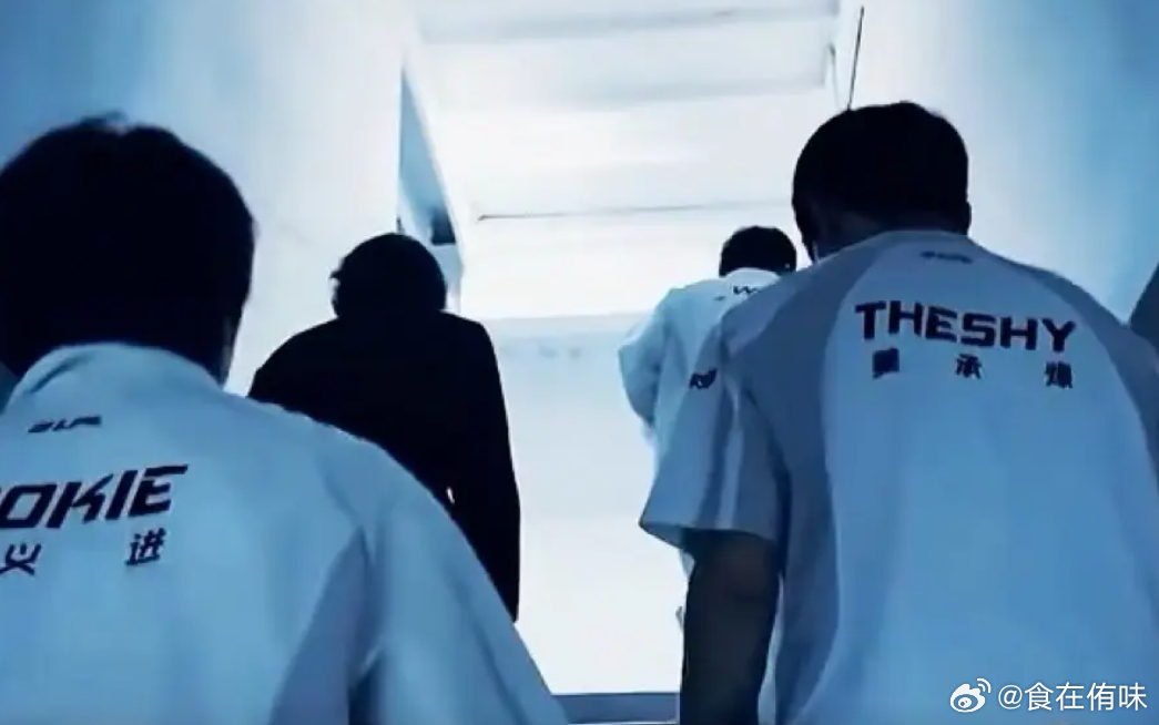 Rookie：我会守住iG的一切TheShy：如果你需要我，我就回来TheShy