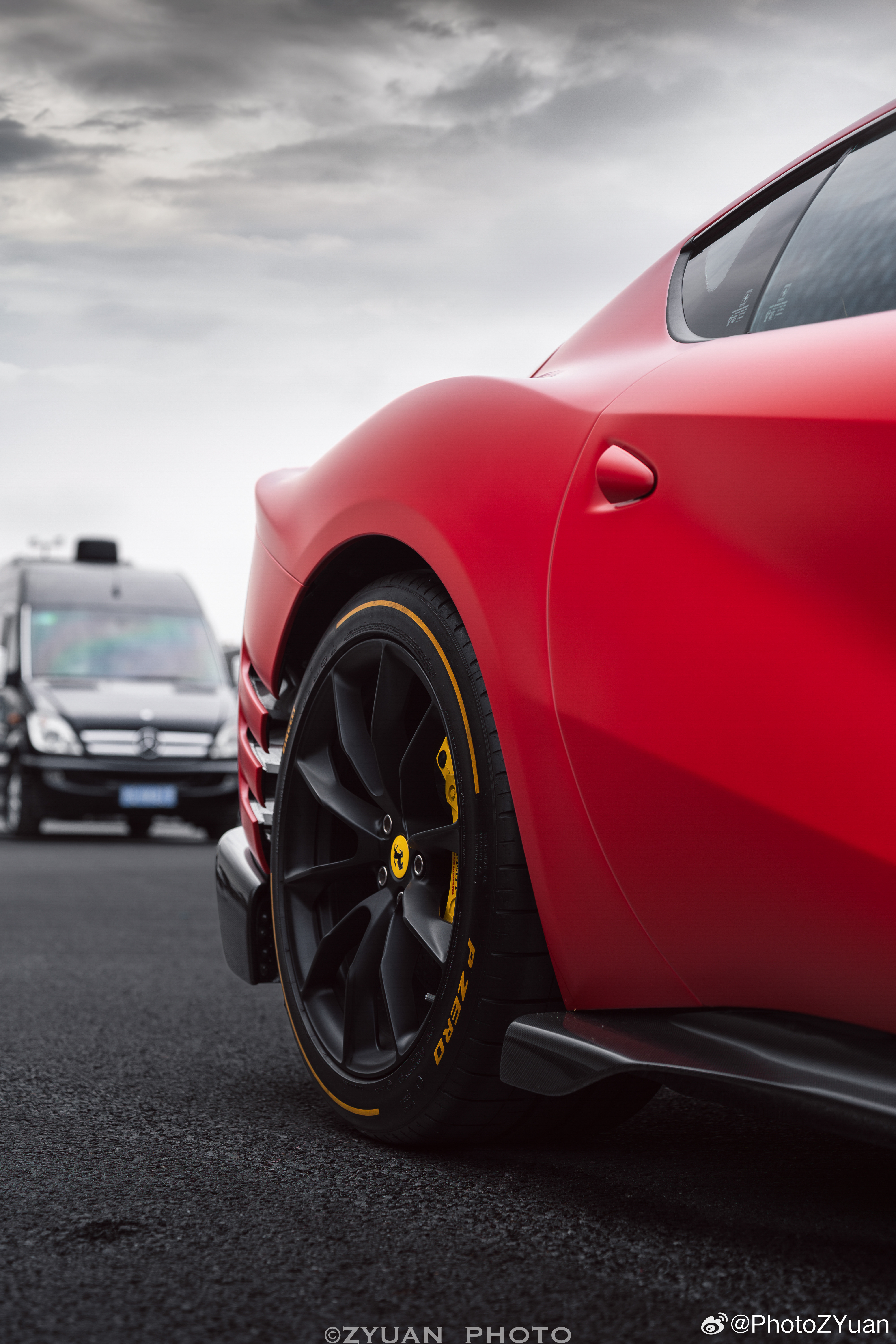 本次F1大奖赛场外遇到的第二台812Competizione.🇮🇹外观漆面为