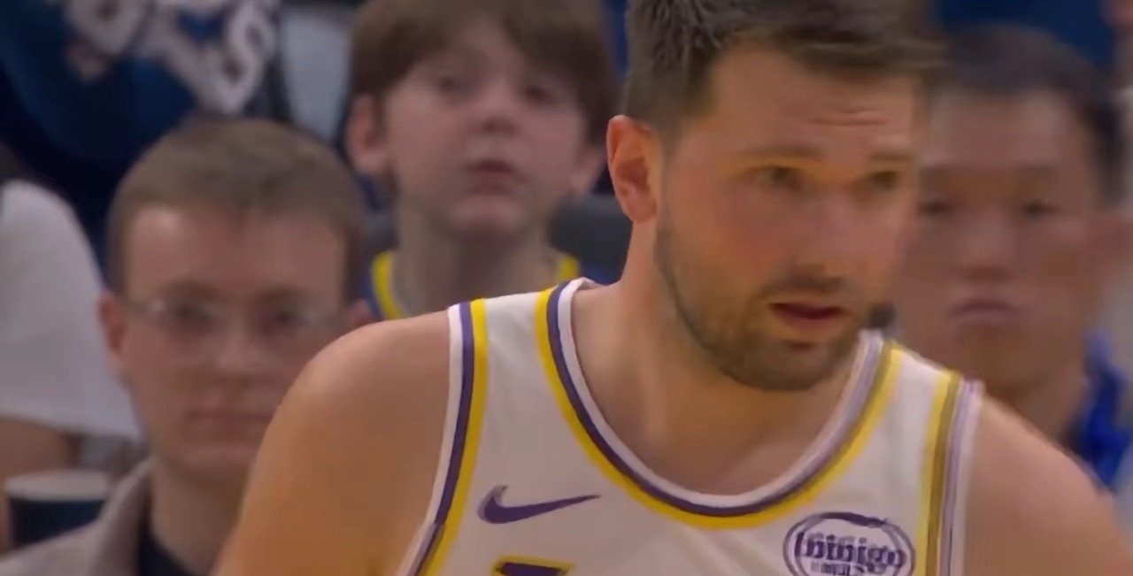 湖勇大战抽象成这样对得起谁？现场球迷没高喊退票都算客气了。湖人客场跟勇士队的比赛