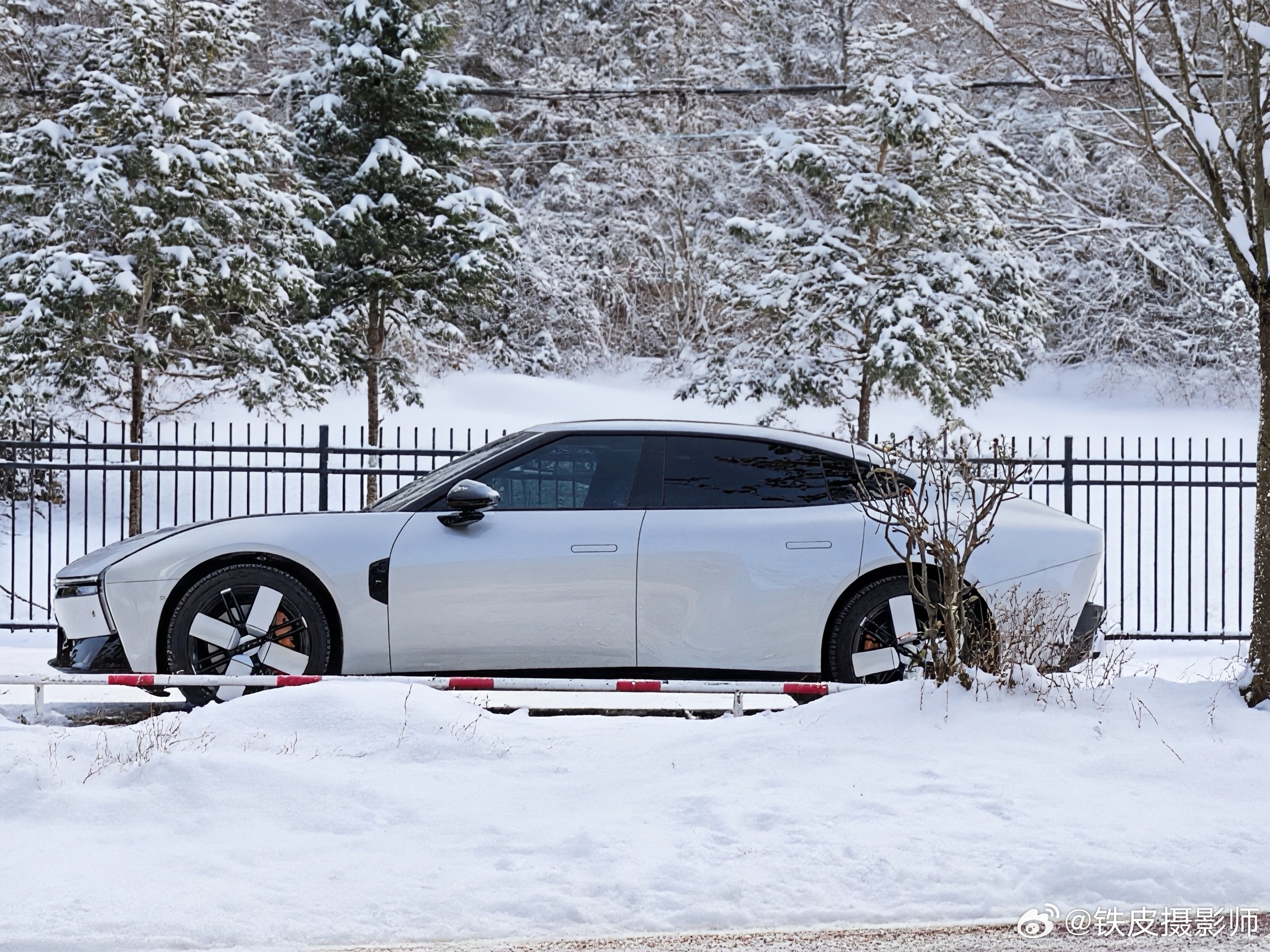 雪中银色的小鹏 P7 真好看，群友发出来太美了！全新小鹏p7 小鹏汽车
