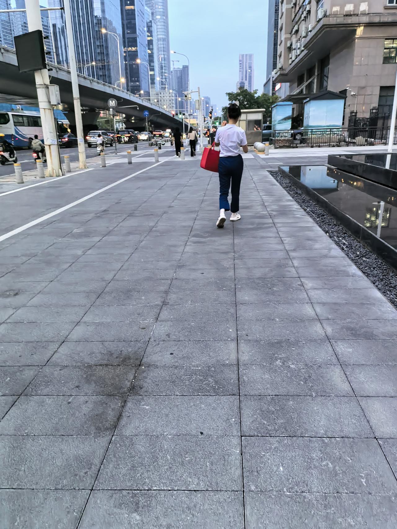 我上高中的时候，同桌是一位漂亮女生，是镇上的。因为当时我们上的是农村学校，镇上的
