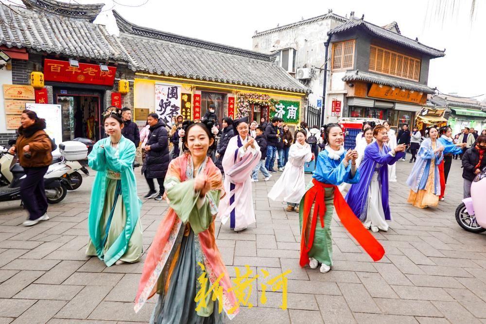 汉服巡游演绎老城韵味，济南明府城国风快闪持续到元宵节！连日来，一场以“以礼韵戏集