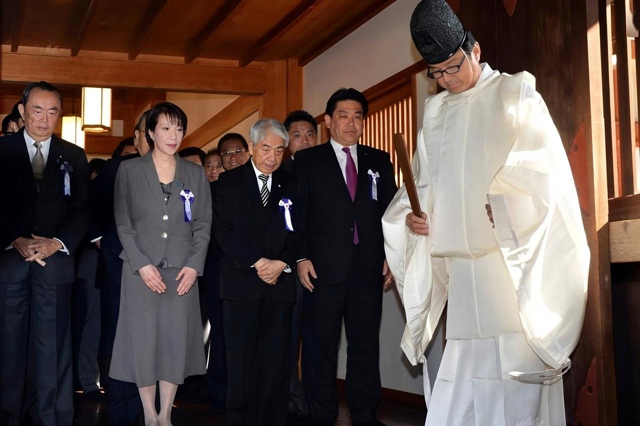 日本近期修改教科书这事儿，真的是让人火大！
他们不仅不承认二战的罪行，还美化战争