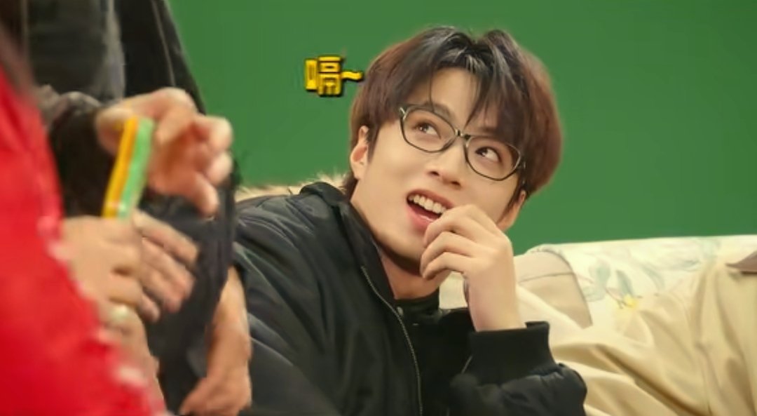 《宇宙闪烁请注意》黄子韬情不自禁夸徐艺洋可爱，看向了刘耀文。网友热评“刘耀文：我