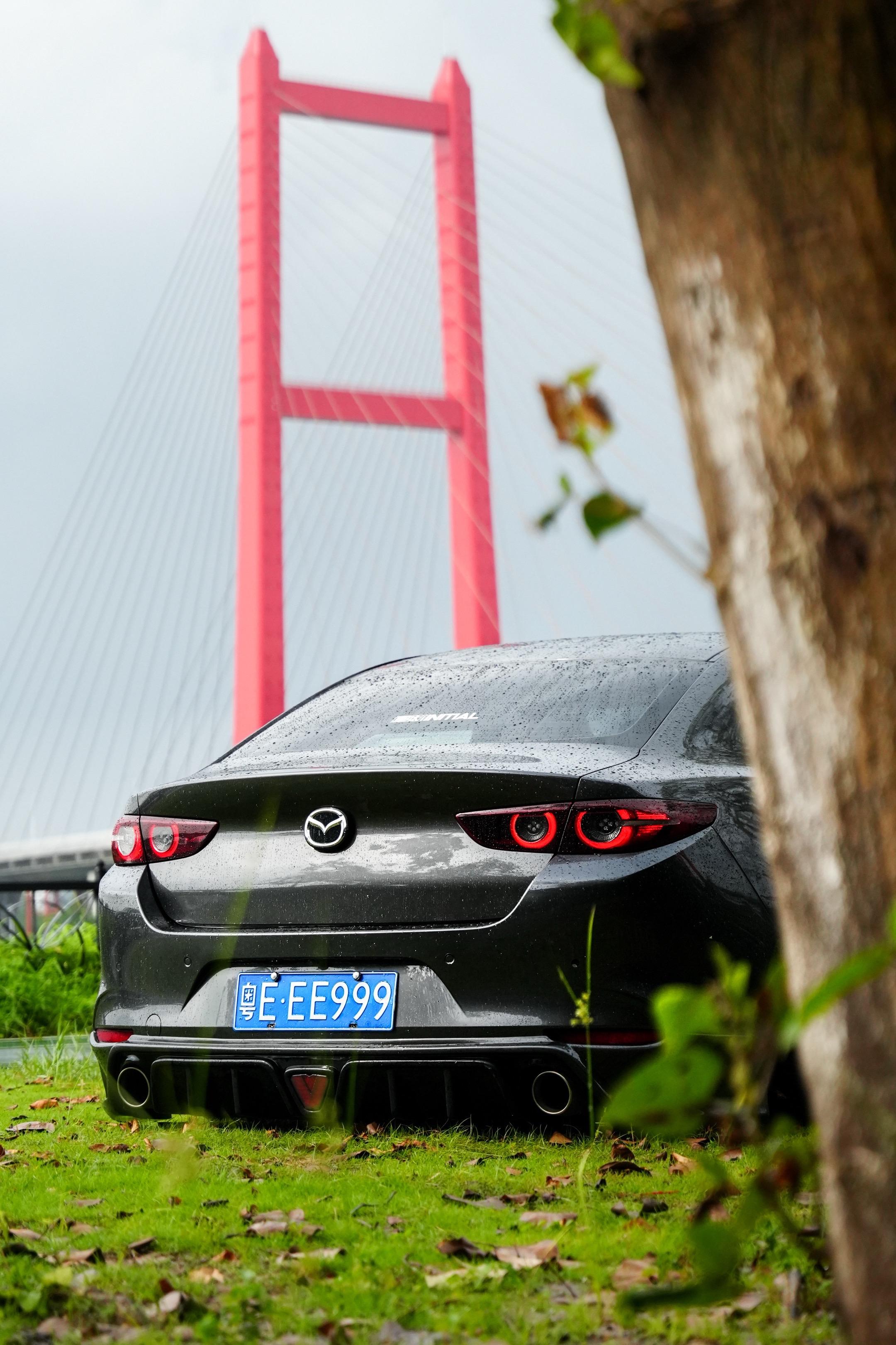 用镜头去记录着。