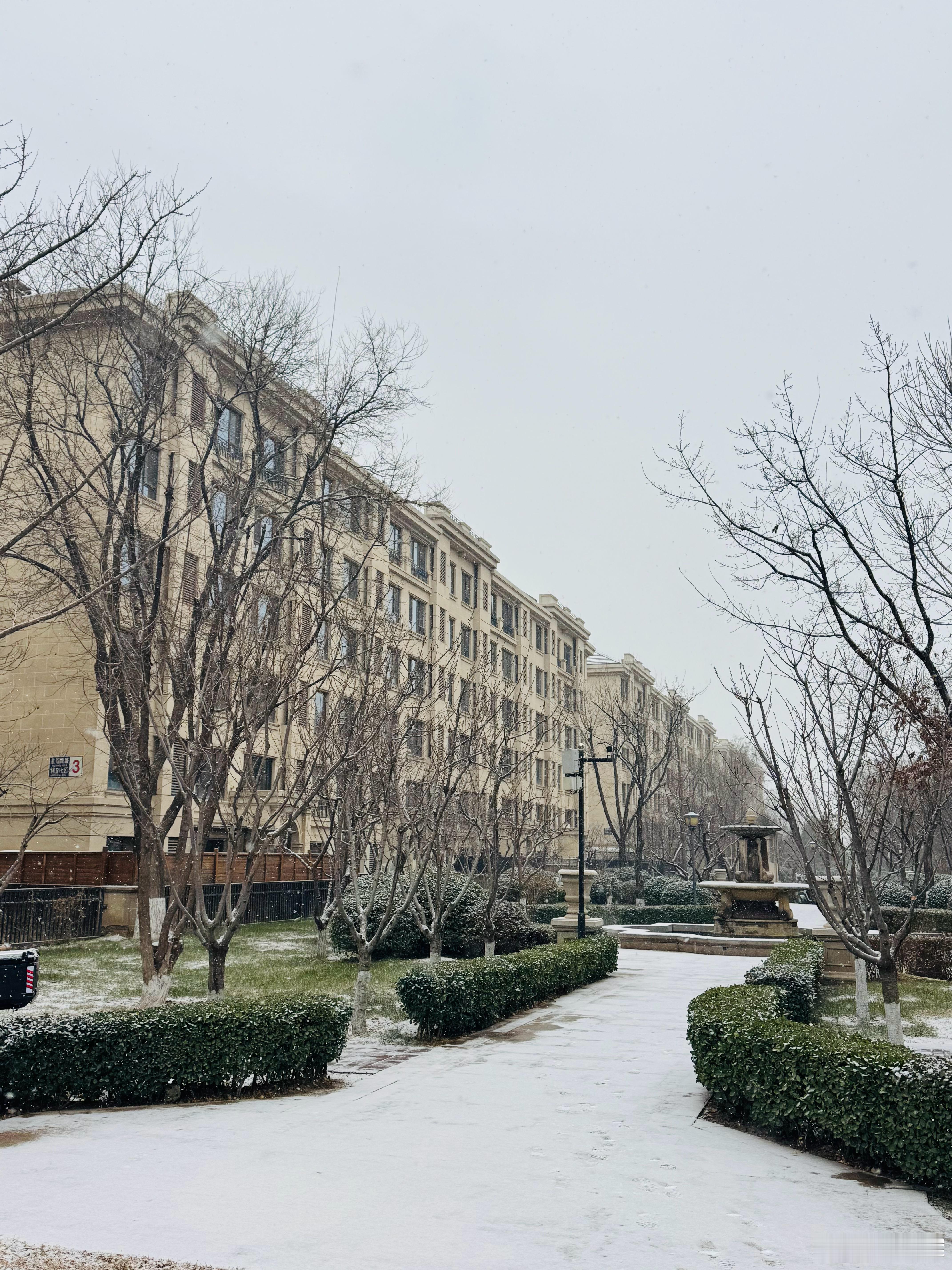 2025年的第一场雪比2024年来的更早一些刚试了一下，路滑，果断强制四驱模式。