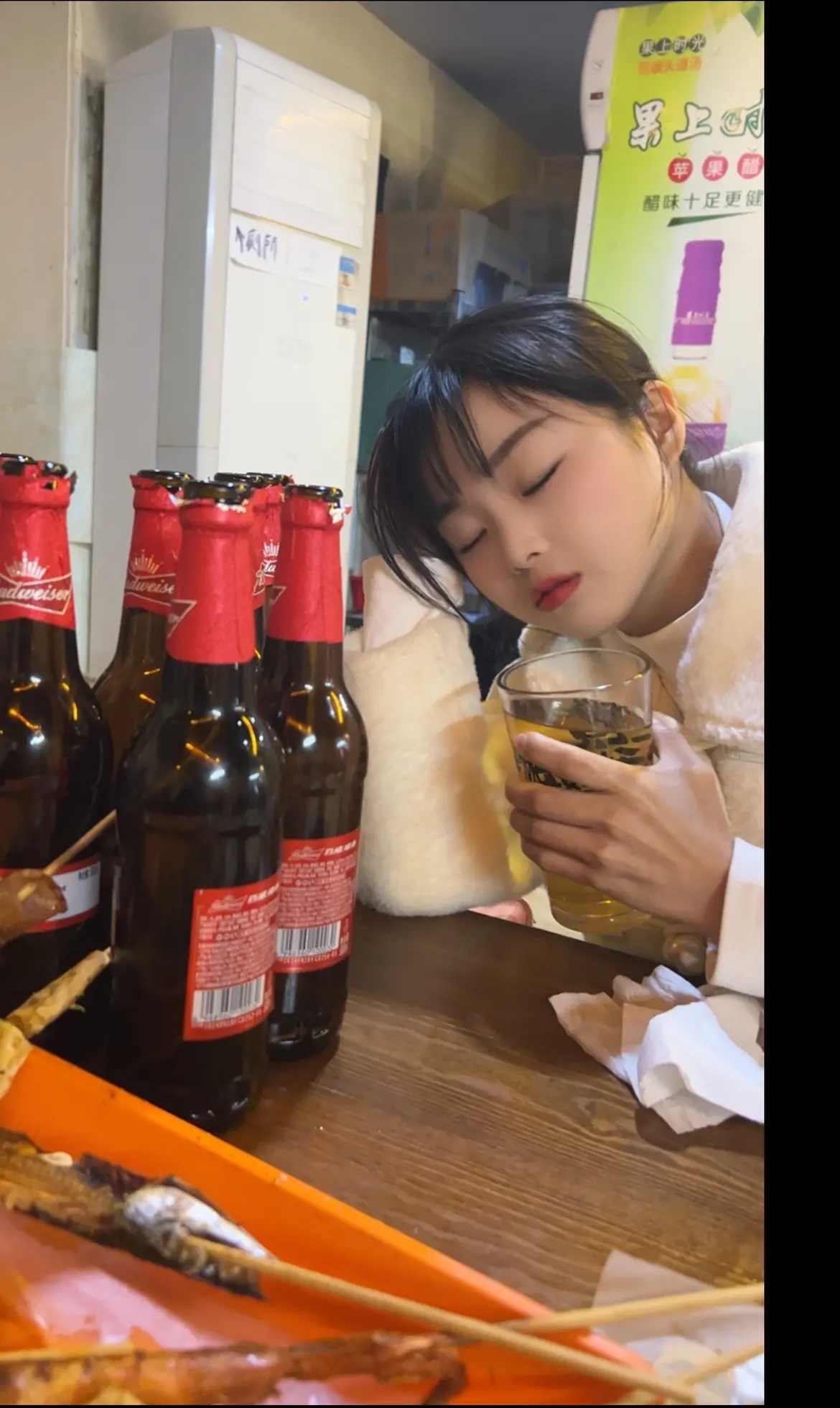 跨年夜那天必须大醉一场，忘记这一年的所有烦恼和忧愁 重新开始。