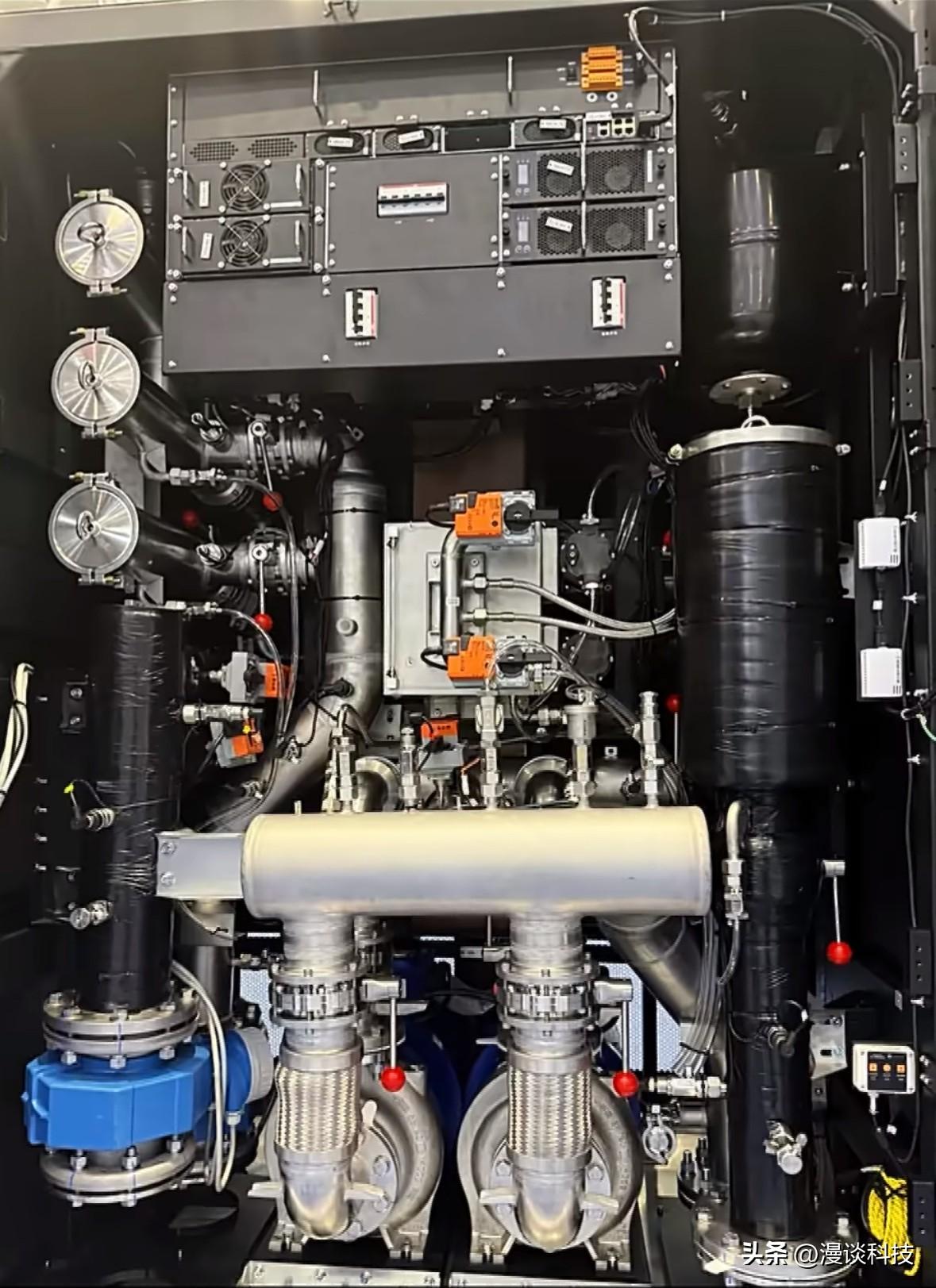 来看看华为的精密制造工艺，如图所示是华为面向高密度AI算力和智算中心打造的液冷分