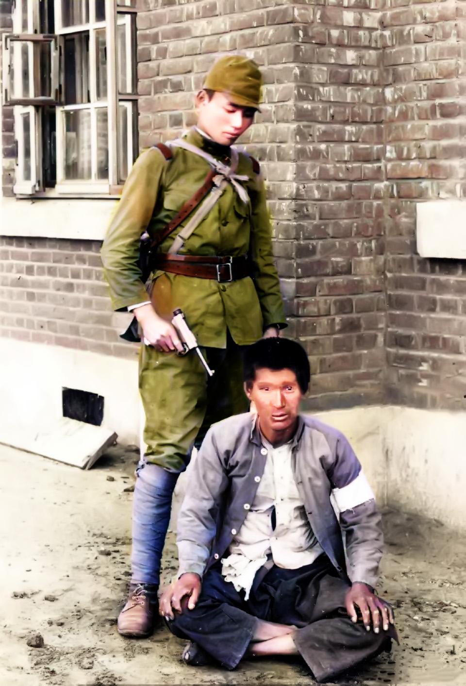 1938年的南京，一个日本士兵手里握着短枪，以一种高高在上的征服者姿态站在中国男