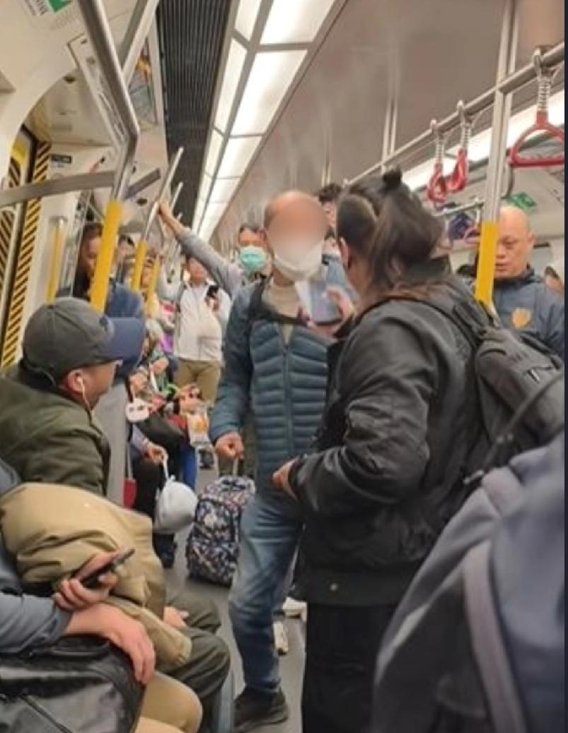 香港地铁黄大仙站列车车厢于周日（4日）晚发生一起袭击事件。一名操乡音的老翁疑似因