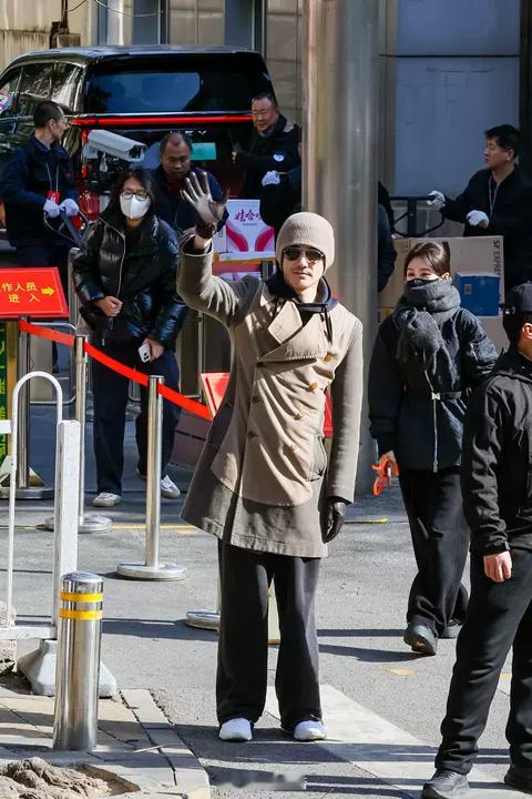 天呐！周慧敏氛围感直接焊死，不愧是冻龄女神，少女心满。还有张钧甯的造型，飘又温柔