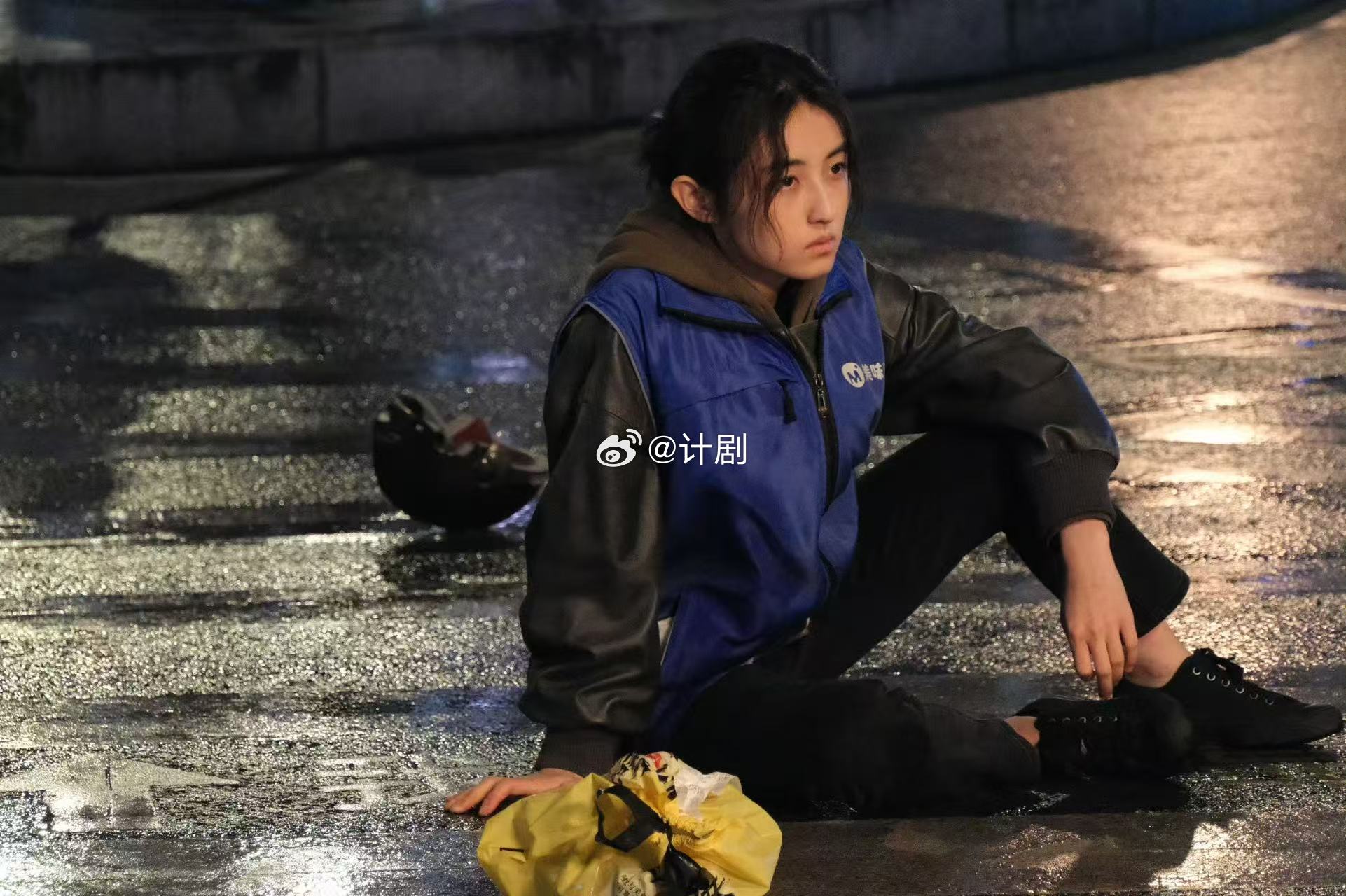 集合监督张子枫穿袜子秋雪漫过的冬天 这个冬天最操心的就是周遇安的脚踝了。大家看剧