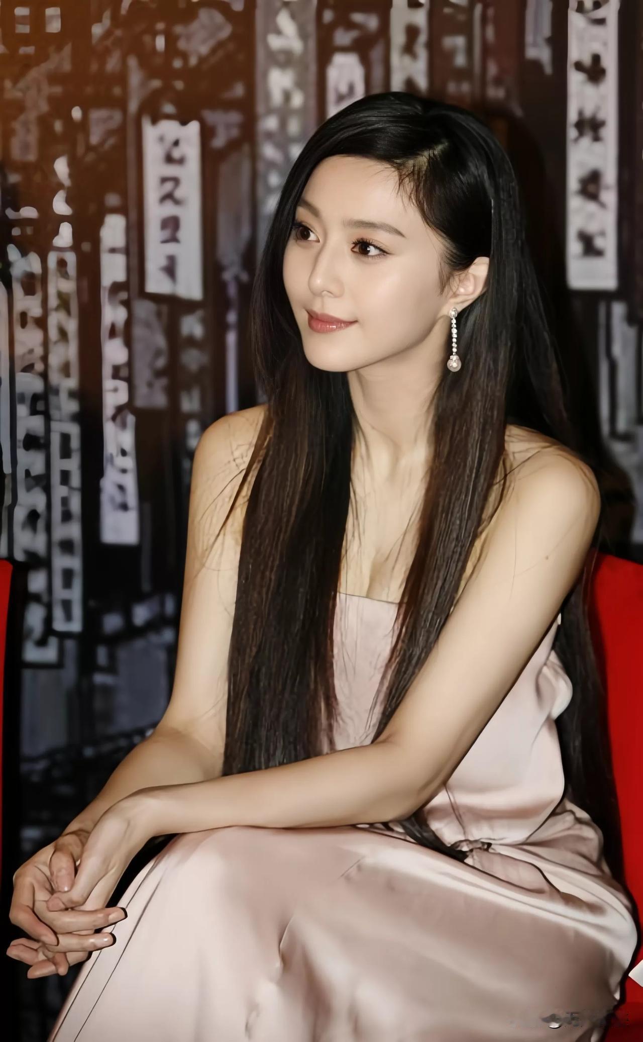 娱乐圈美女如云，但能当得起“绝色佳人”“倾国倾城”之姿的少之又少，而她就是少数中