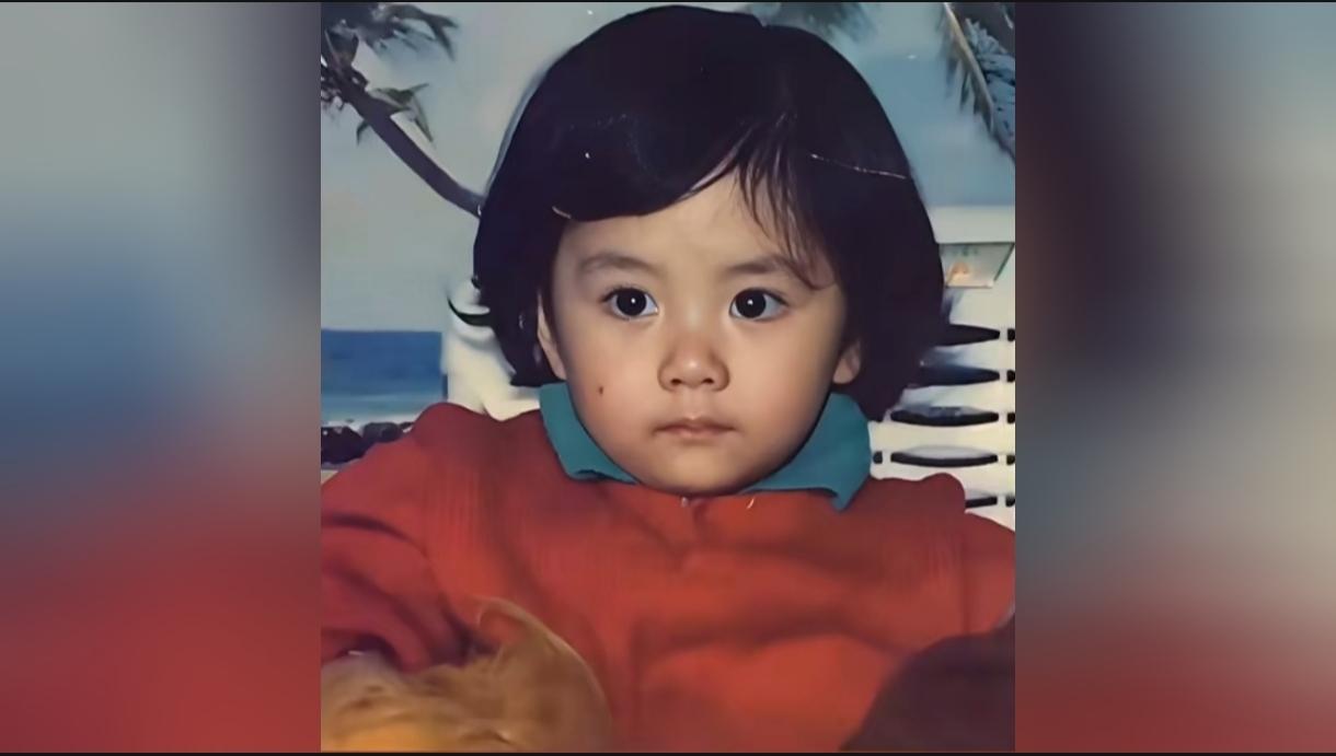 谁能想到，当年照相馆里这个大眼睛小姑娘，长大后成为了家喻户晓的大明星，天然圆润的