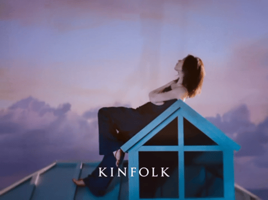 被赵今麦的蜻蜓配饰硬控30秒《KINFOLK》夏季刊封面氛围感十足，赵今麦身着白