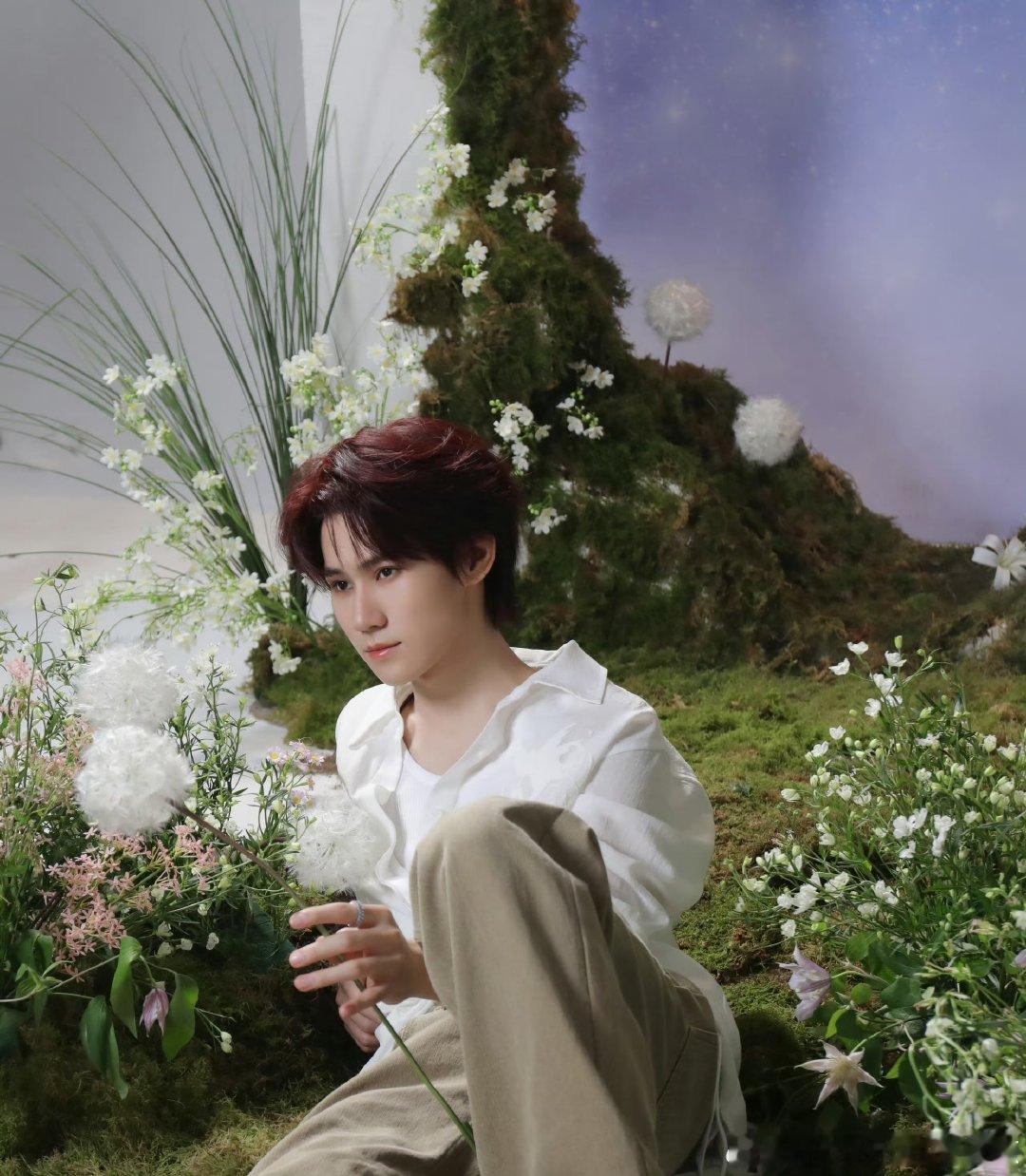张真源微型植物园拍摄花絮 张真源微型植物园拍摄花絮释出，少年清爽帅气，狠狠期待演